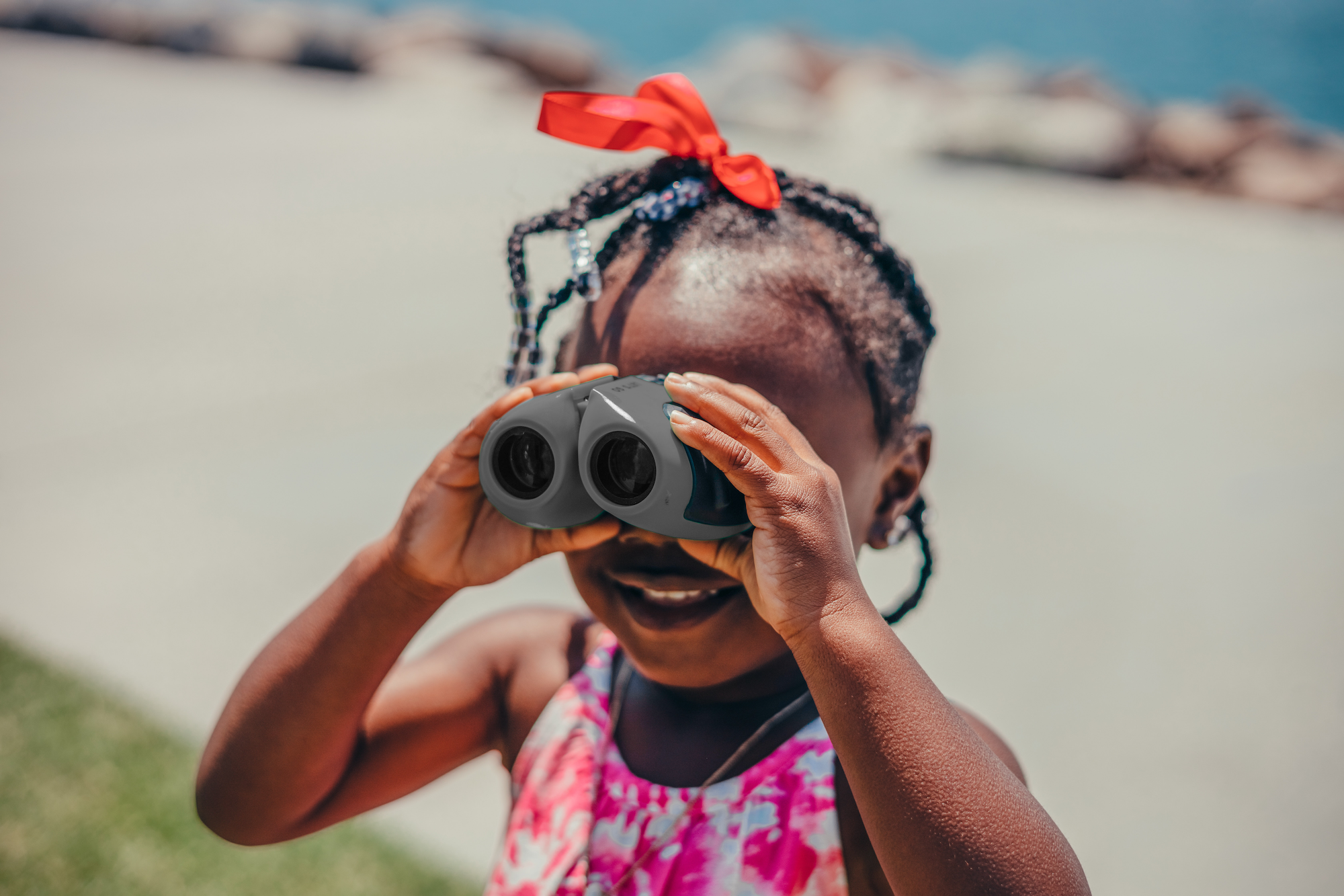 Black Hands-Free Binoculars - Ultra-light and compact high quality binoculars for adults and children with Camstrap hands-free strap