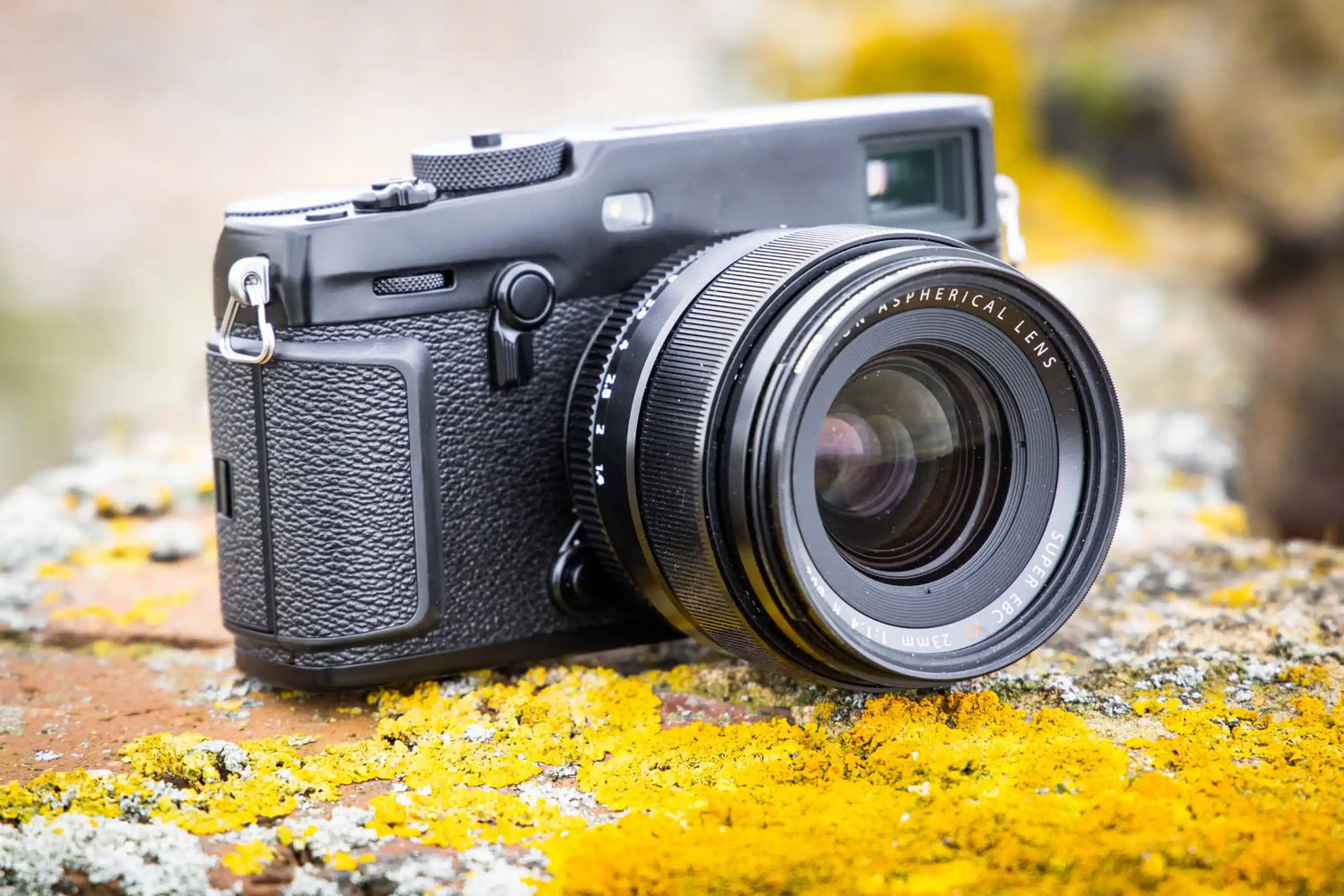 Le Fujifilm X-PRO3 est un appareil photo hybride haut de gamme qui offre des performances exceptionnelles