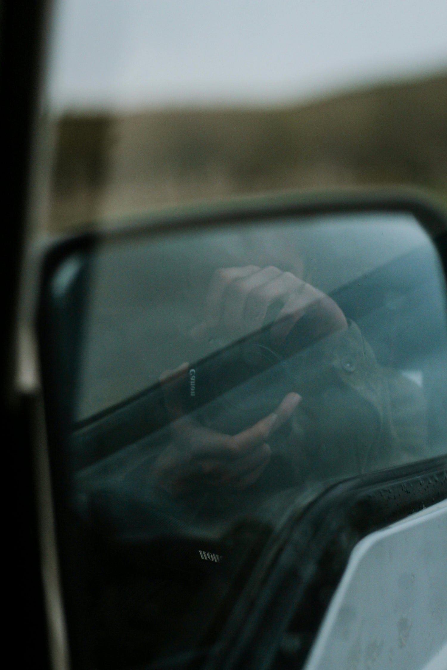 Lo‑Fi Travel Aesthetics in 2025: How to Capture Motion Blur, Soft Focus, and High‑Saturation Colors Safely While On the Move