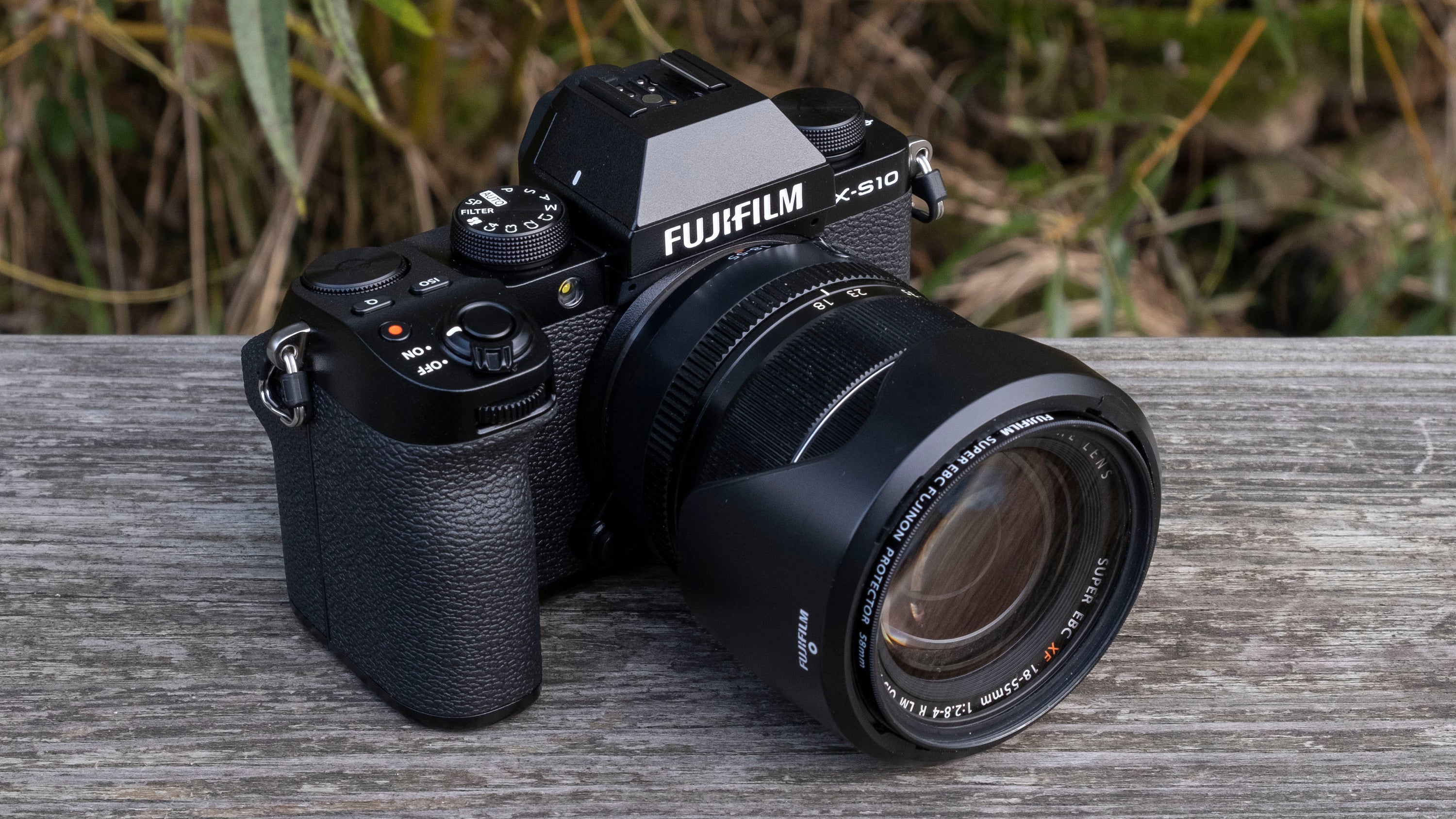 Le Fujifilm X-S10 est un appareil photo hybride compact mais puissant qui offre une gamme de fonctionnalités professionnelles. 