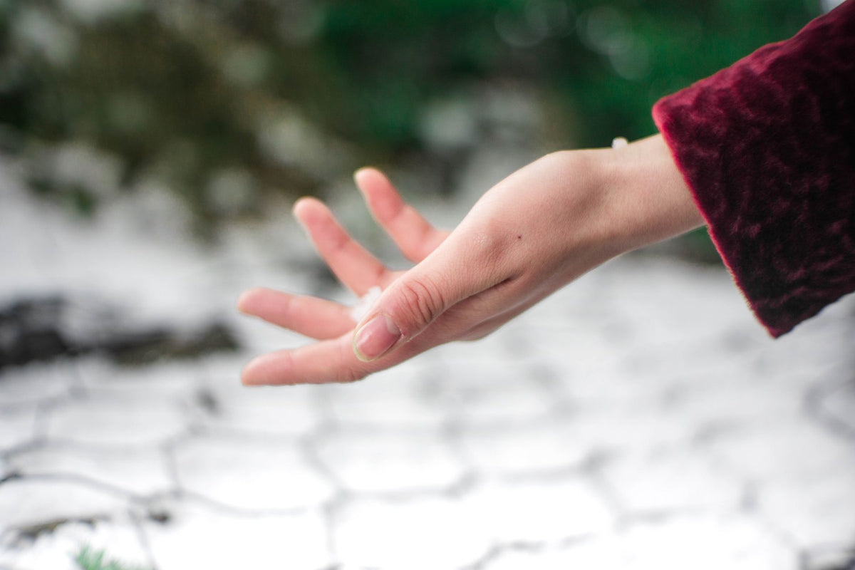 How to keep hands warm and still get sharp snow shots — featured