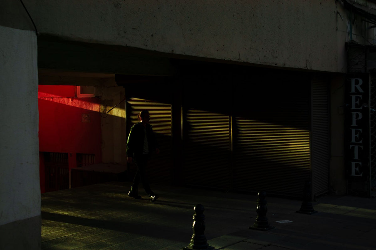How to find quiet frames in a busy city walk — featured