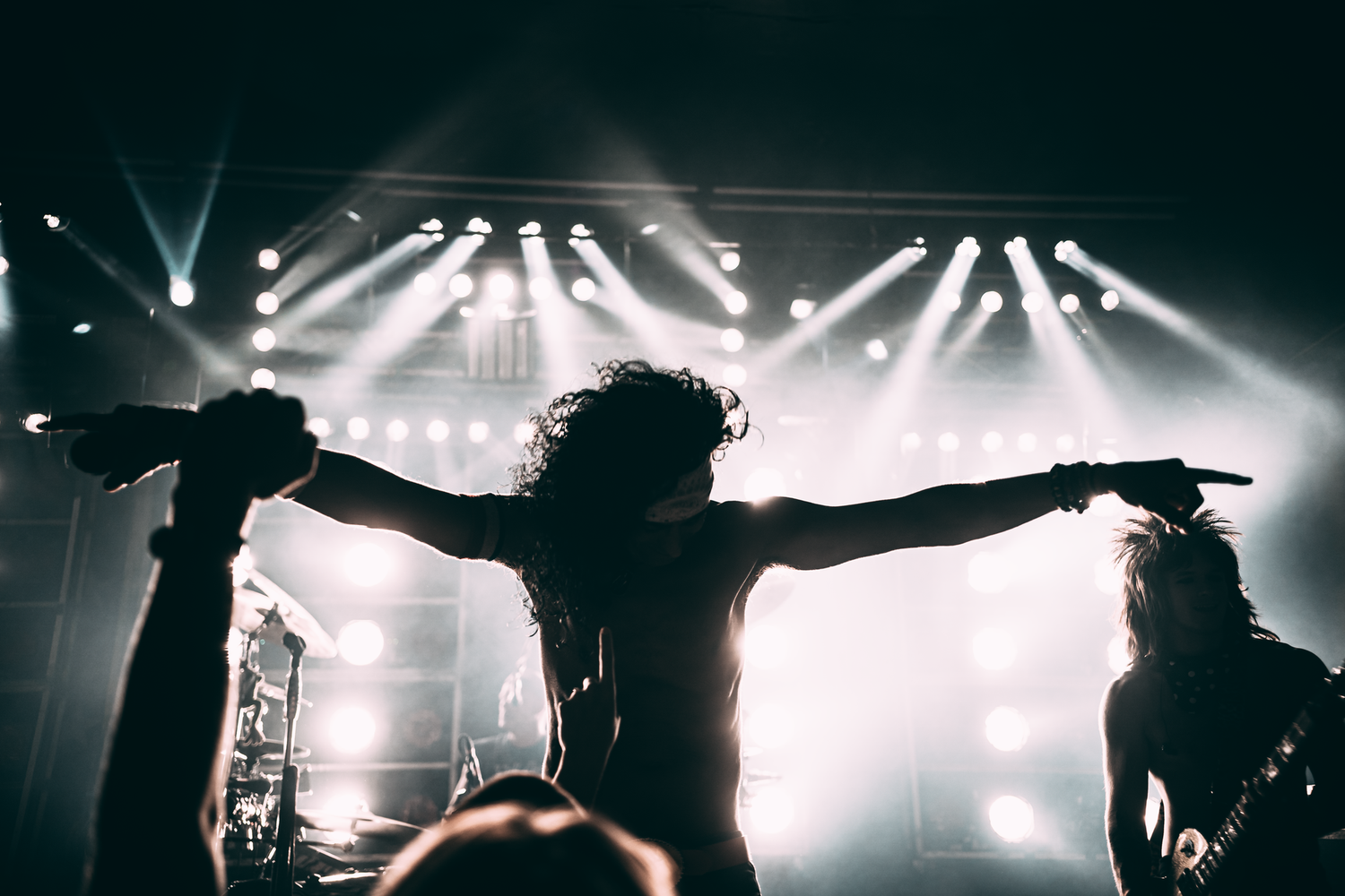 Why concert shots go soft when the lights drop — featured