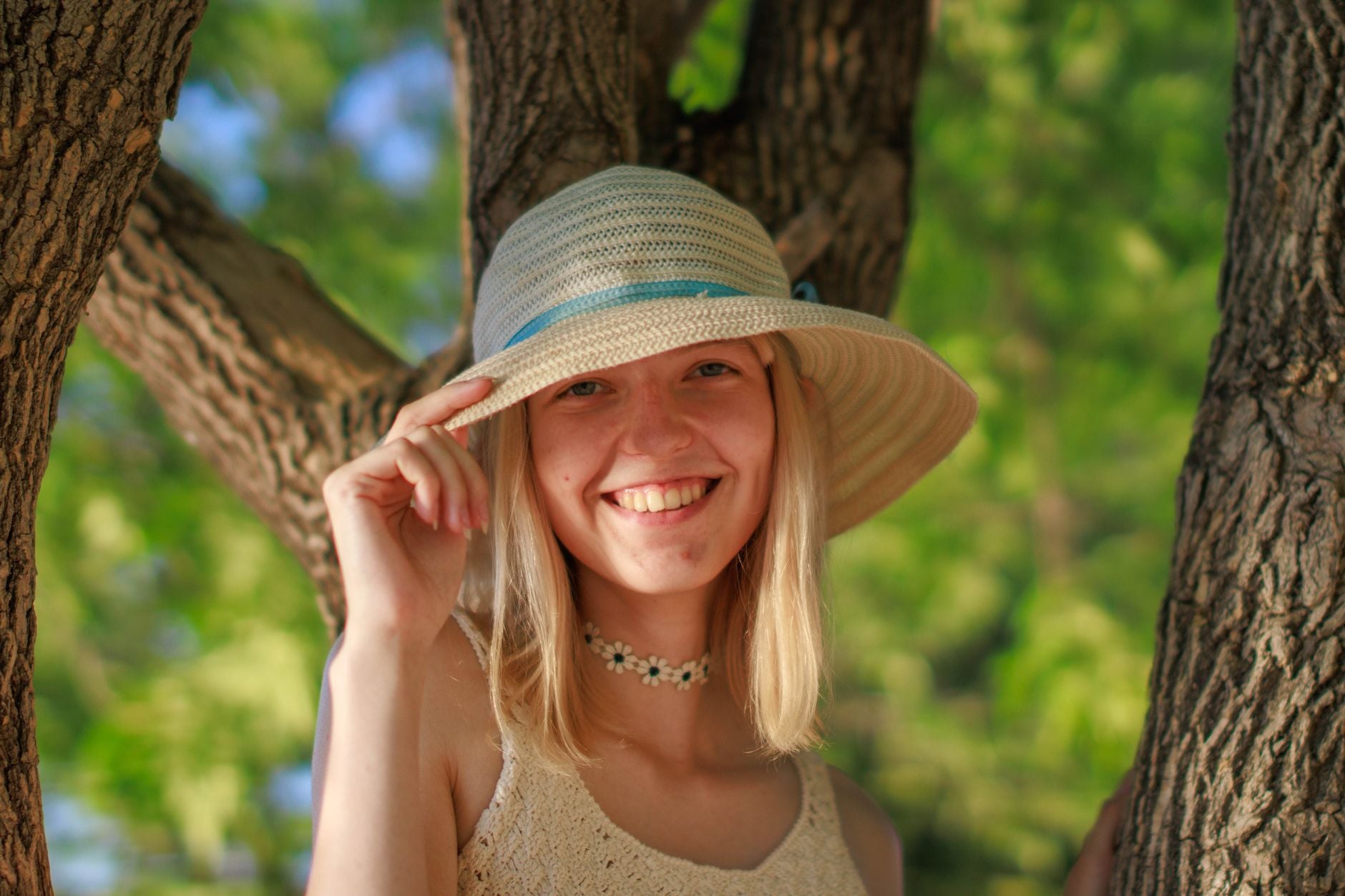 Create Shallow-Depth Travel Portraits Against Natural Summer Backdrops — featured