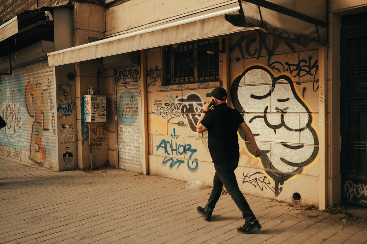 How to stay discreet on a graffiti walk and still get strong frames — featured