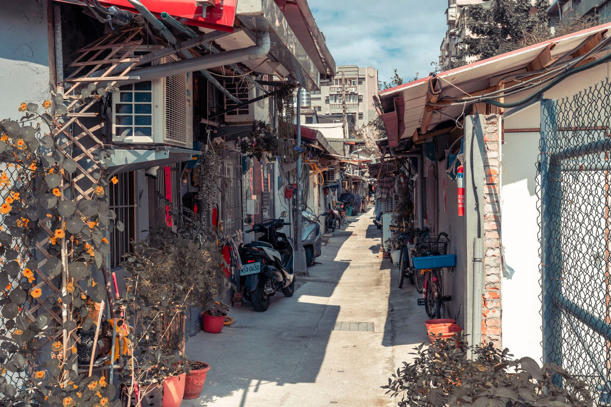 Why alley shadows make city frames feel cinematic — featured