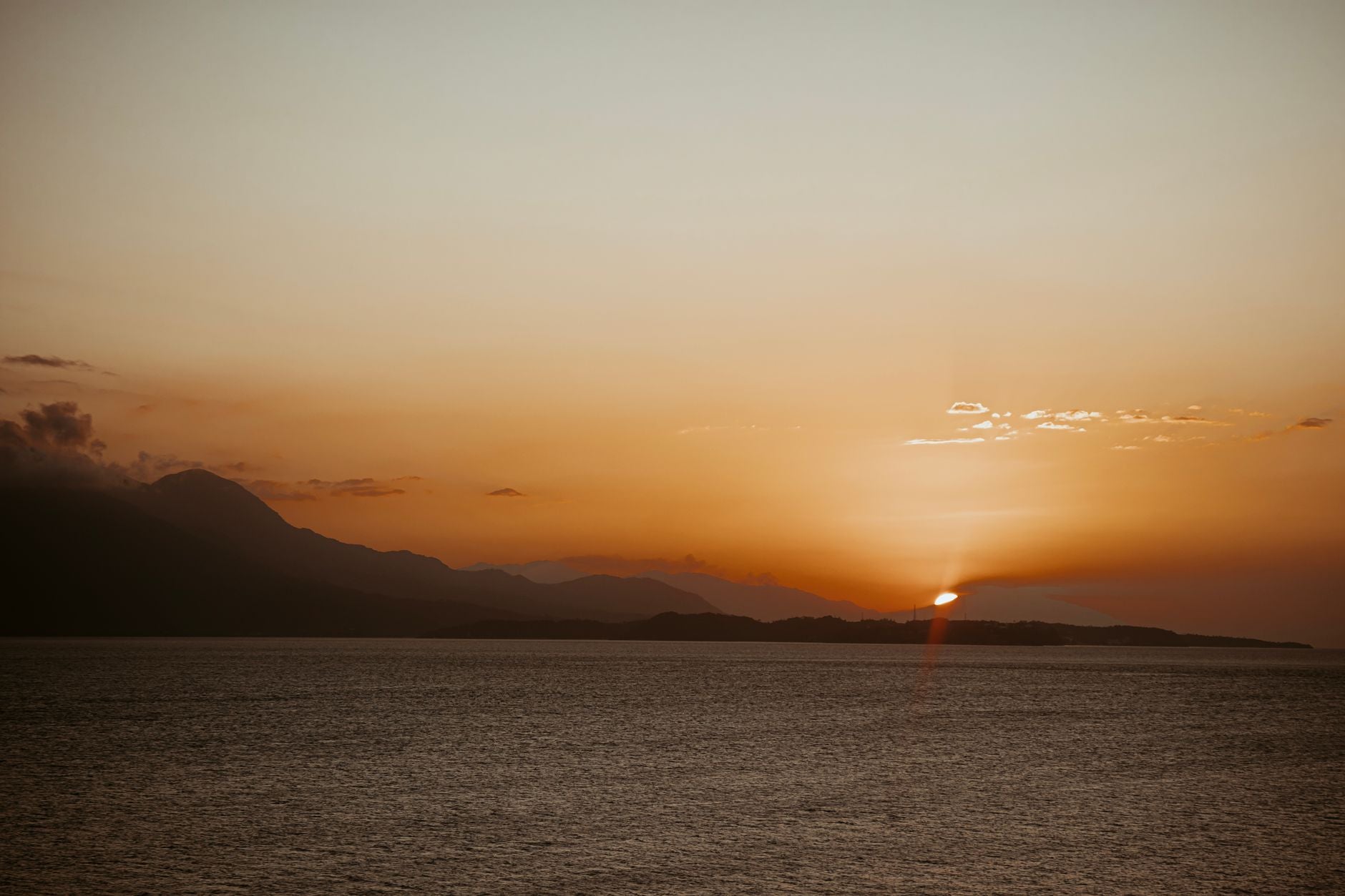 Golden-Hour Travel Photos That Feel Natural, Not Overprocessed — featured