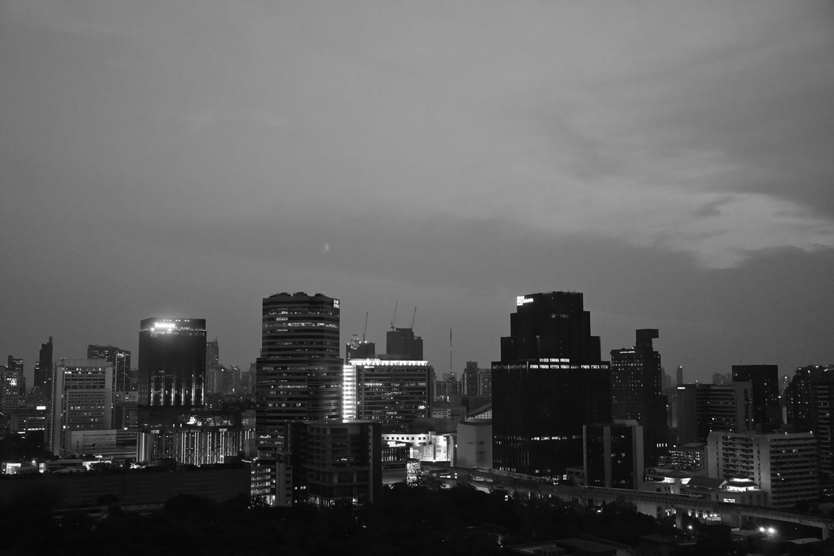 Why black-and-white keeps city scenes honest at dusk — featured
