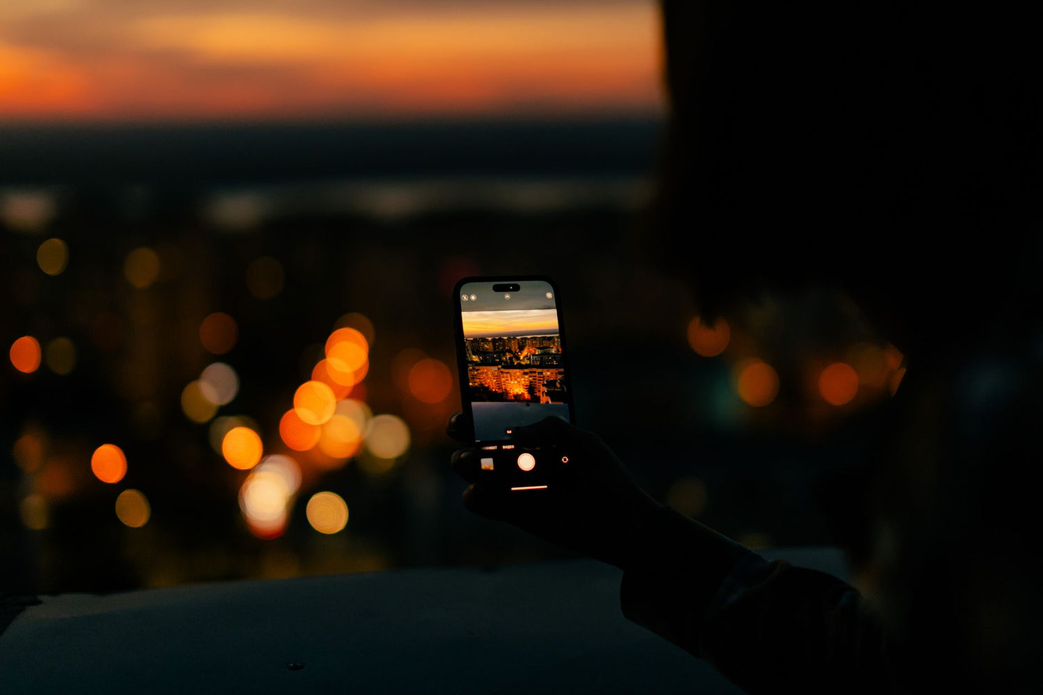 Why handheld city lights still look sharp at dusk? — featured