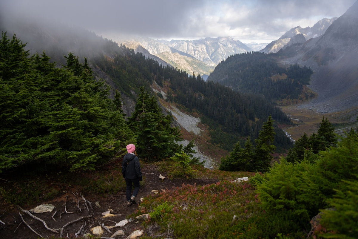 How to frame mountains from a trail stop without rushing — featured