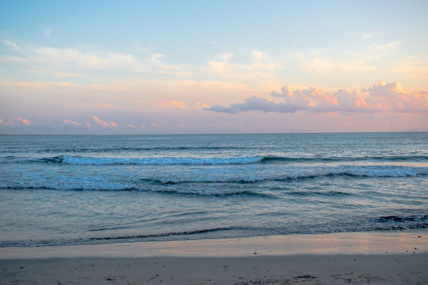 Beach sunrise photography without harsh glare or washed-out skies — featured