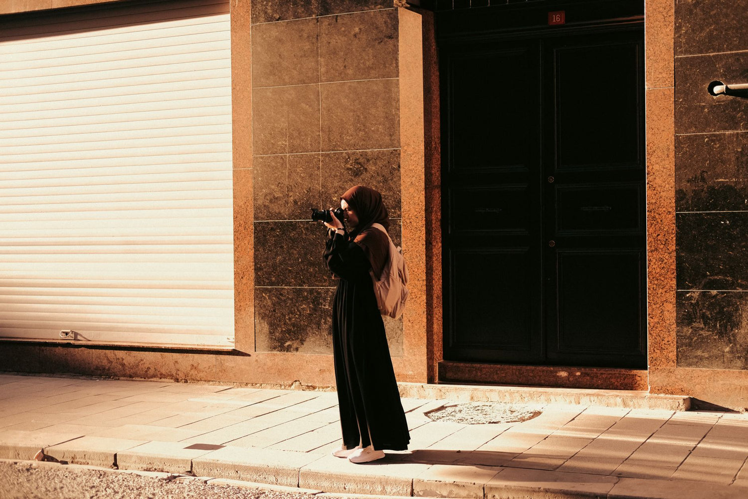 Photographing Summer City Breaks Without Missing the Moment — featured