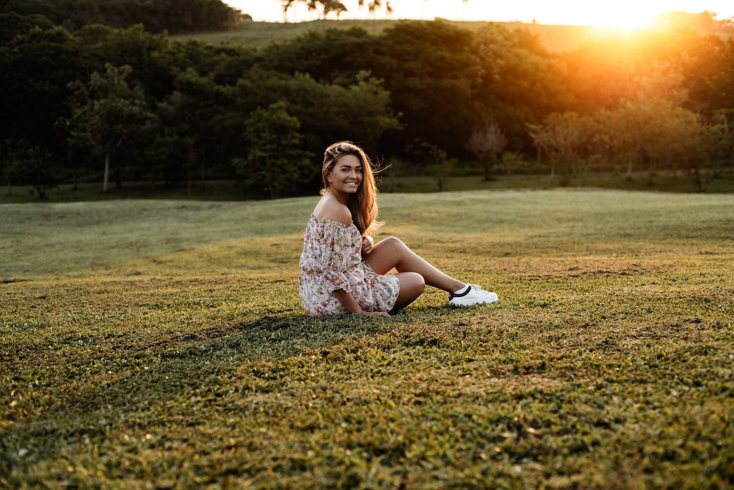 How to shoot stunning summer travel portraits in golden hour — featured