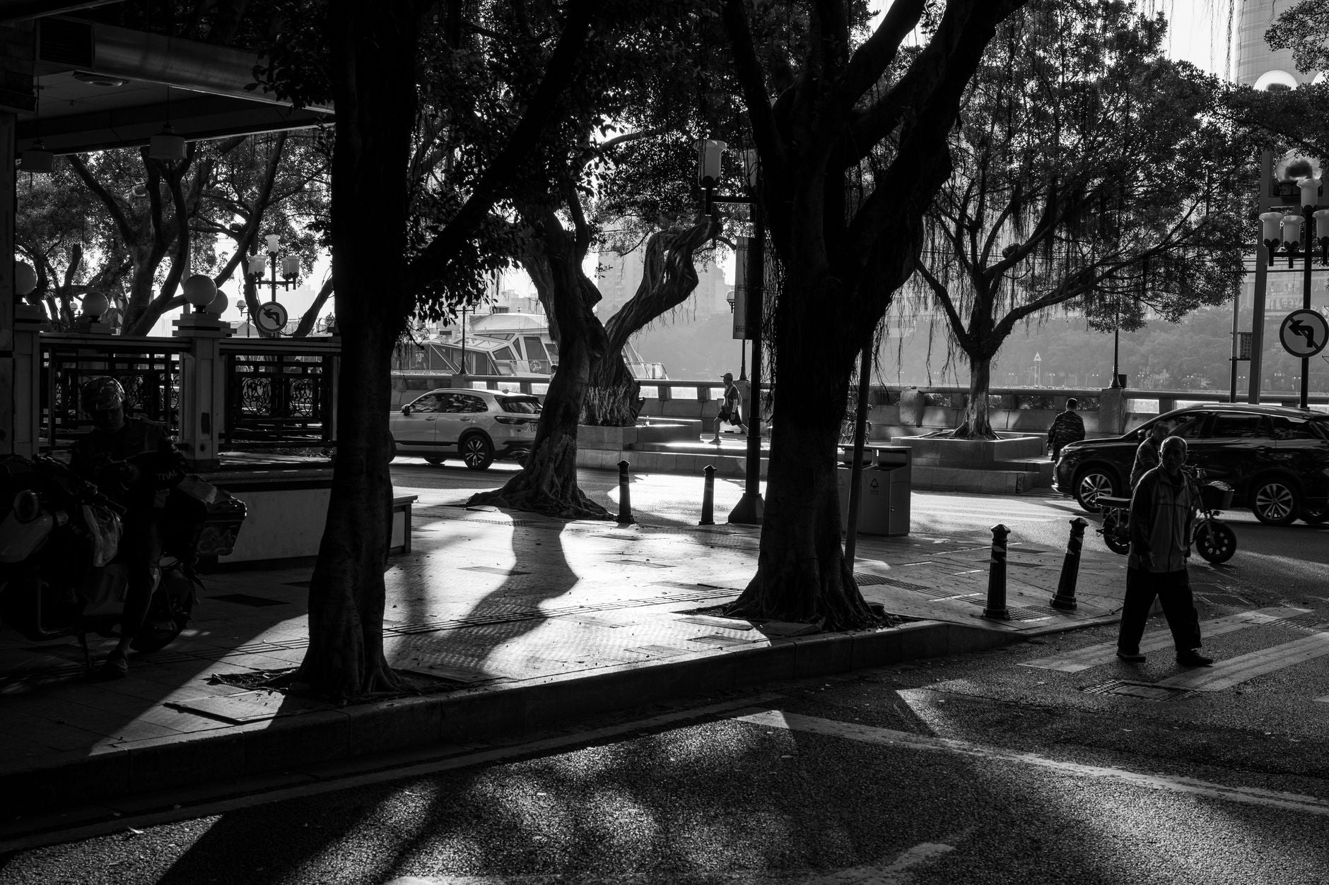 How to make street scenes feel quieter in black and white — featured