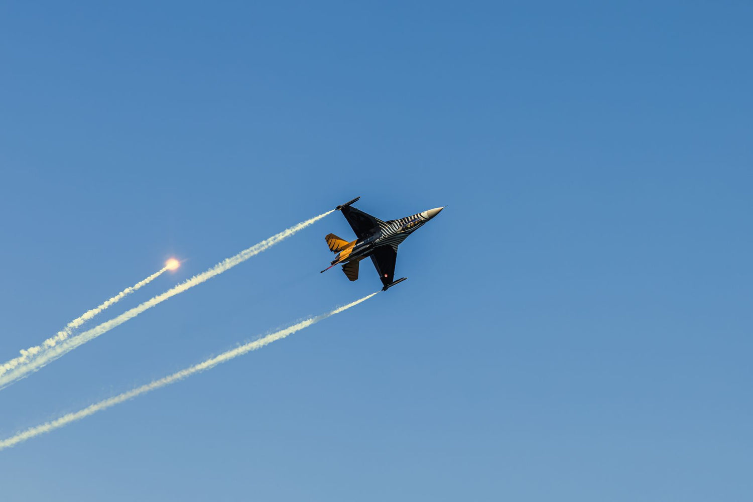 How to keep fast-moving jets sharp from the fence line — featured