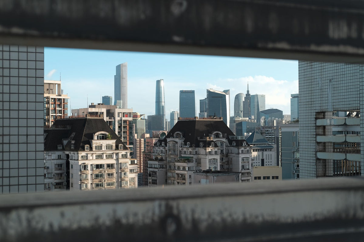 How to frame a skyline without losing your footing in traffic — featured