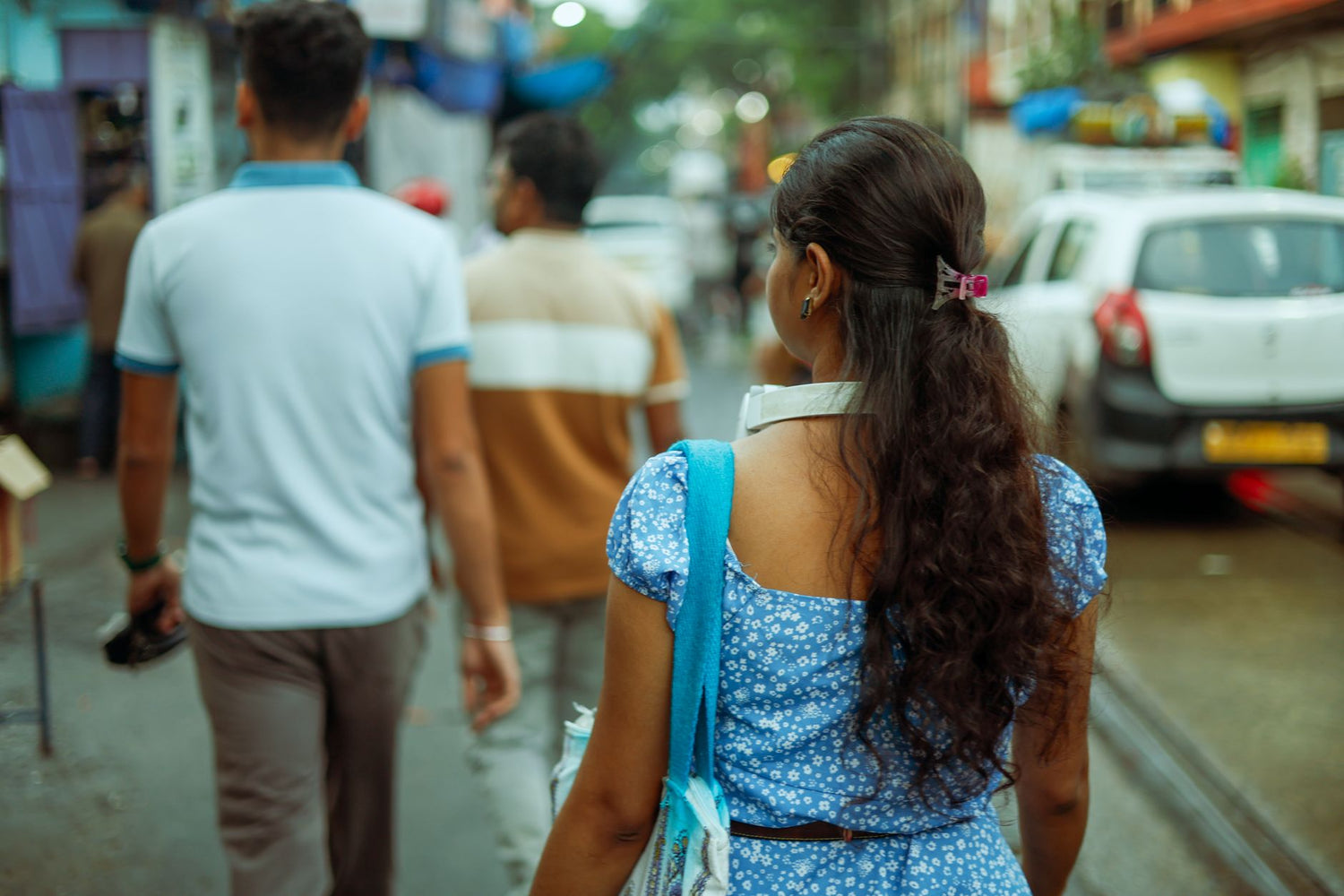 What I keep clipped to my chest for city walks and day trips — featured
