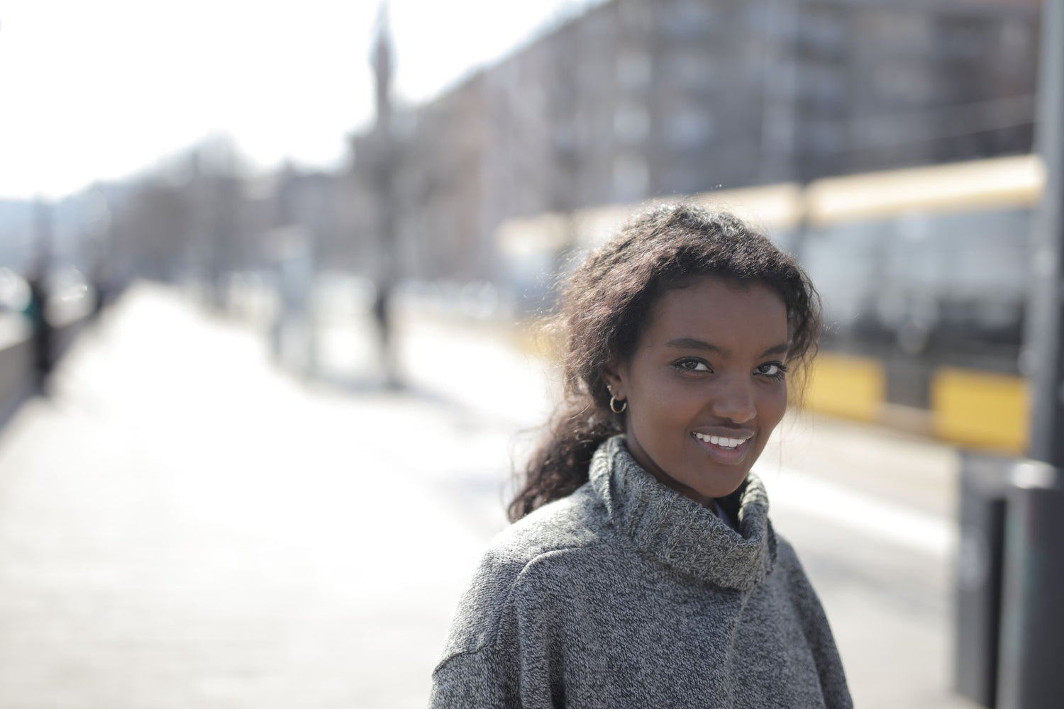 How to keep portraits natural during a city walk — featured