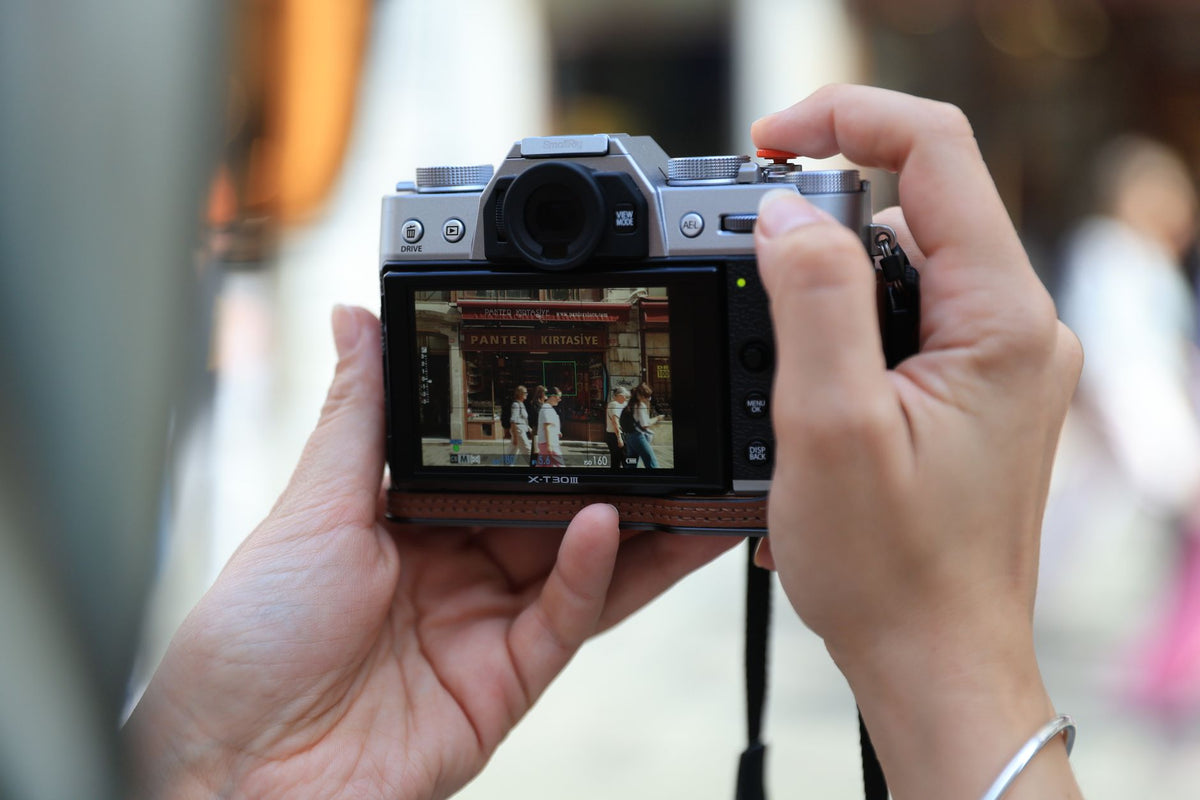 How to photograph real moments without stopping the walk — featured