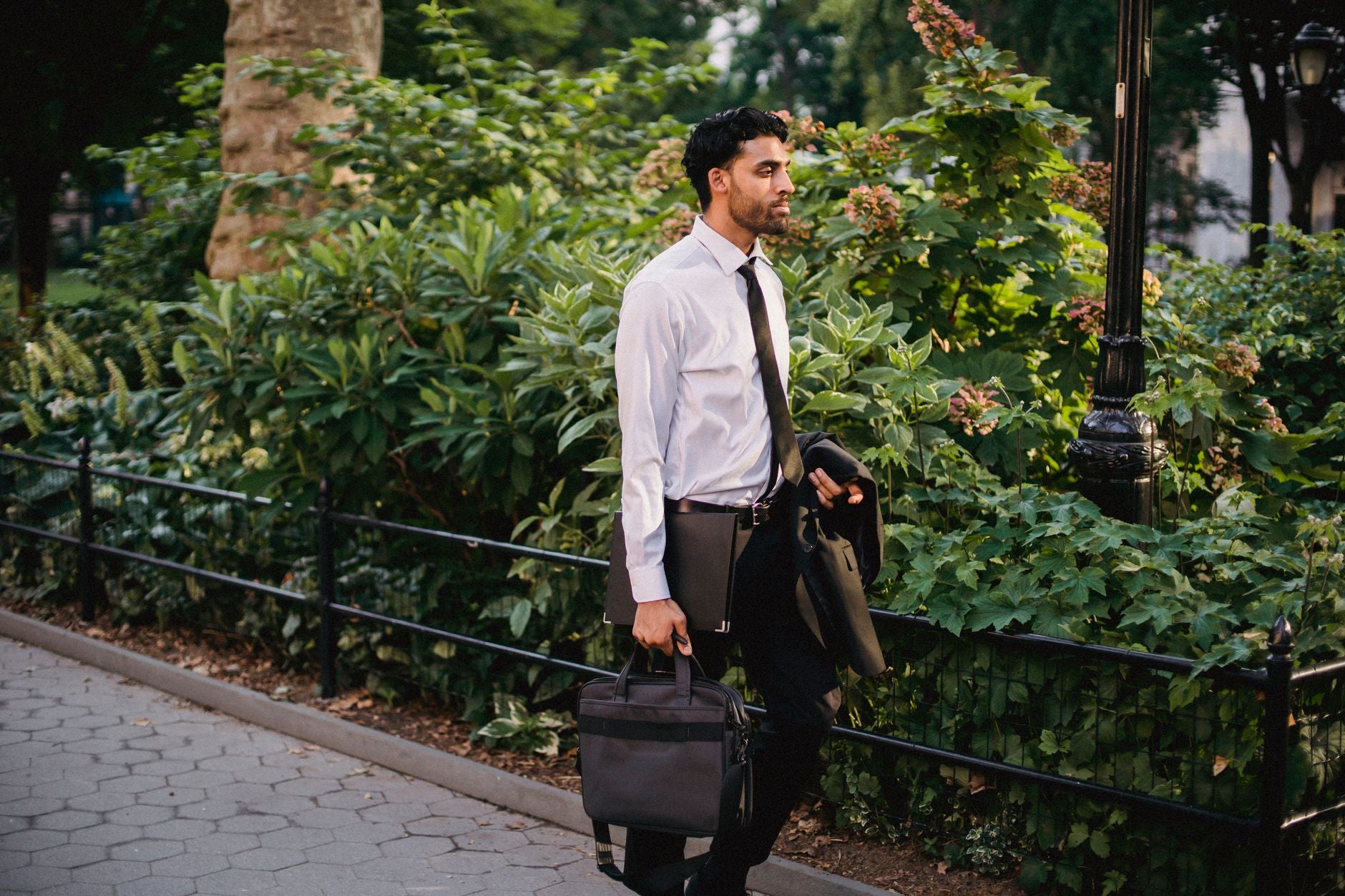 Why black-and-white still works on a busy city walk? — featured