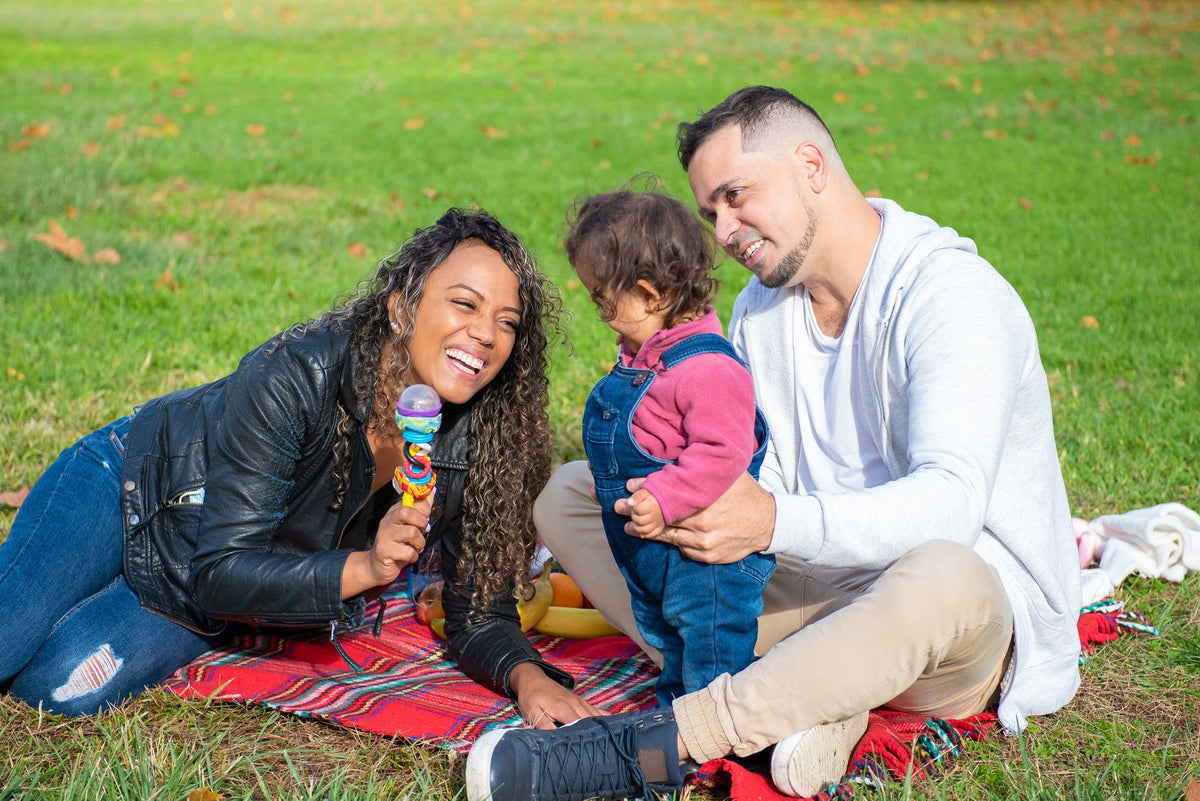 How to keep family moments candid during a park picnic — featured