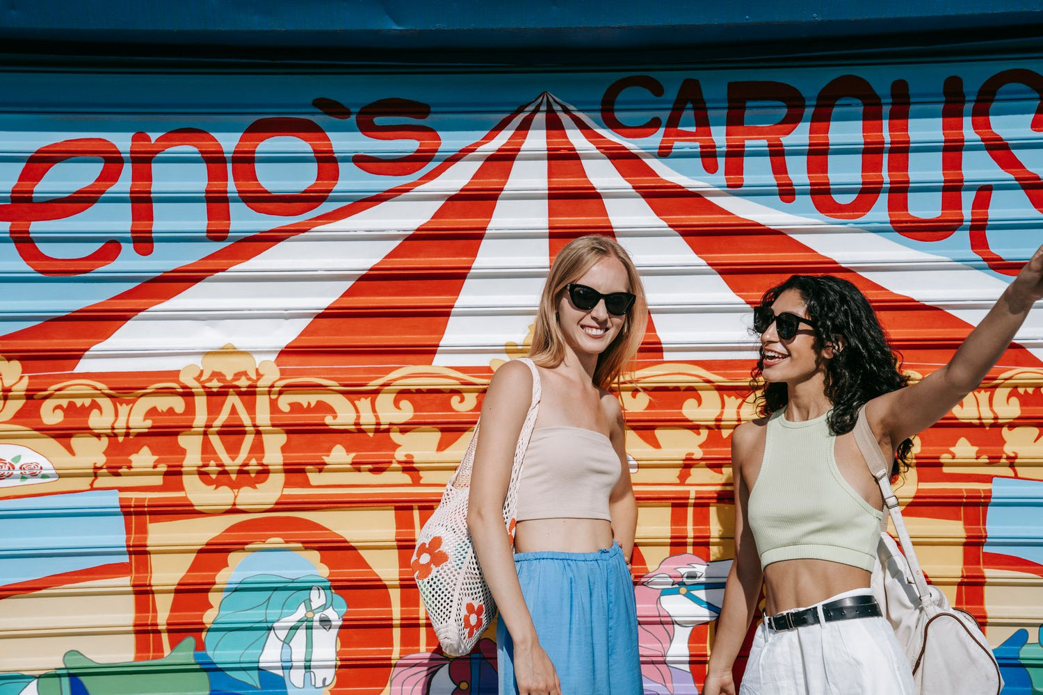 How to pose a friend naturally during a city walk — featured