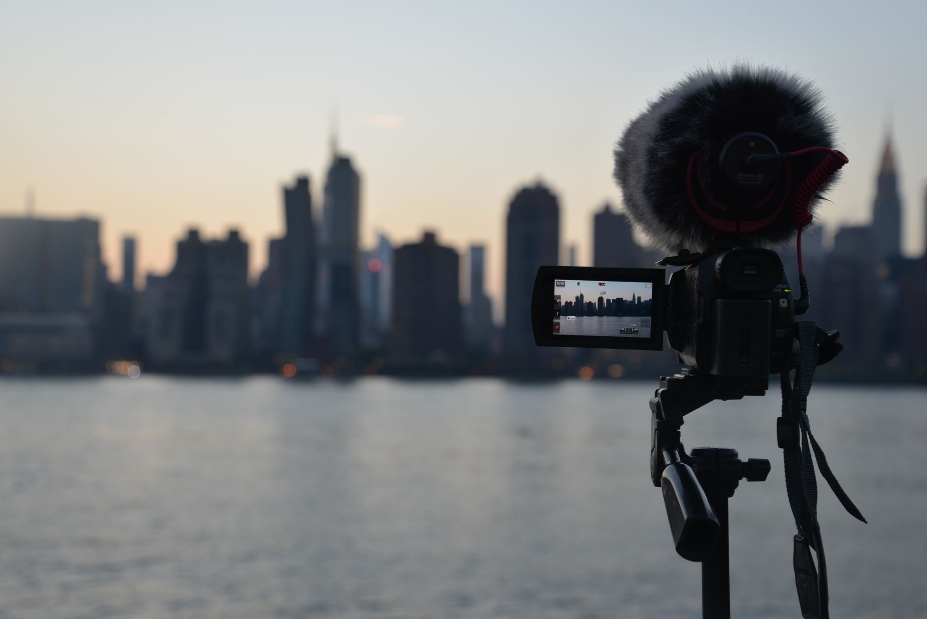 How to keep video clips steady on a city walk — featured