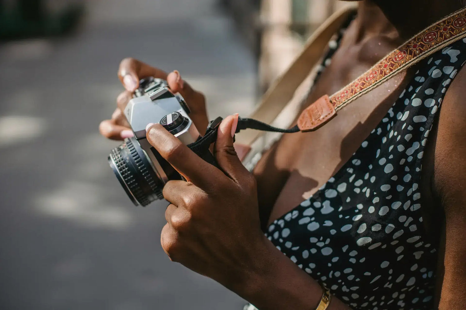 Choose the Right Camera Strap: A Guide for Amateur Photographers in 2026