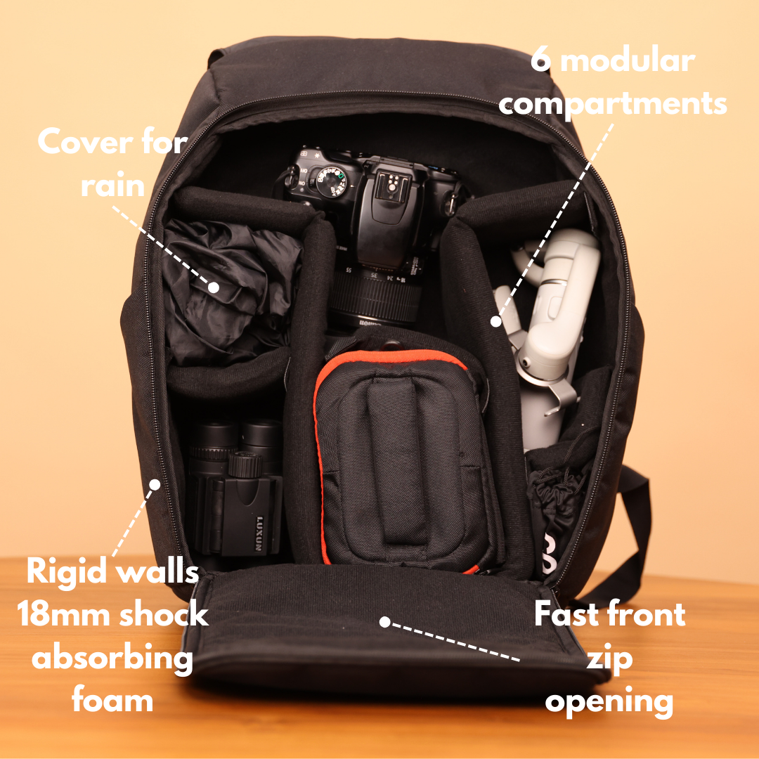 Camstrap Nomad 20Lハンズフリーフォトバックパックを片肩で掛け、ストラップに一眼レフを装着した様子