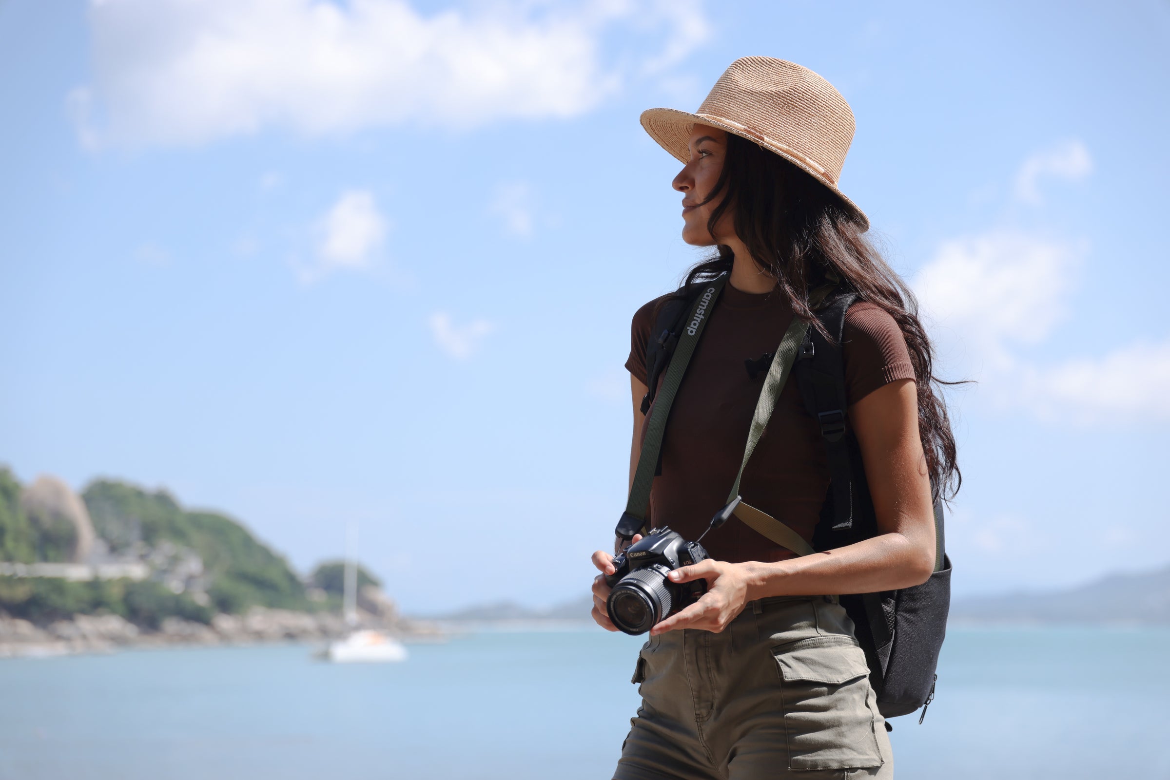 Camstrap Nomad 20Lハンズフリーフォトバックパックをカメラストラップなしで直立させた様子
