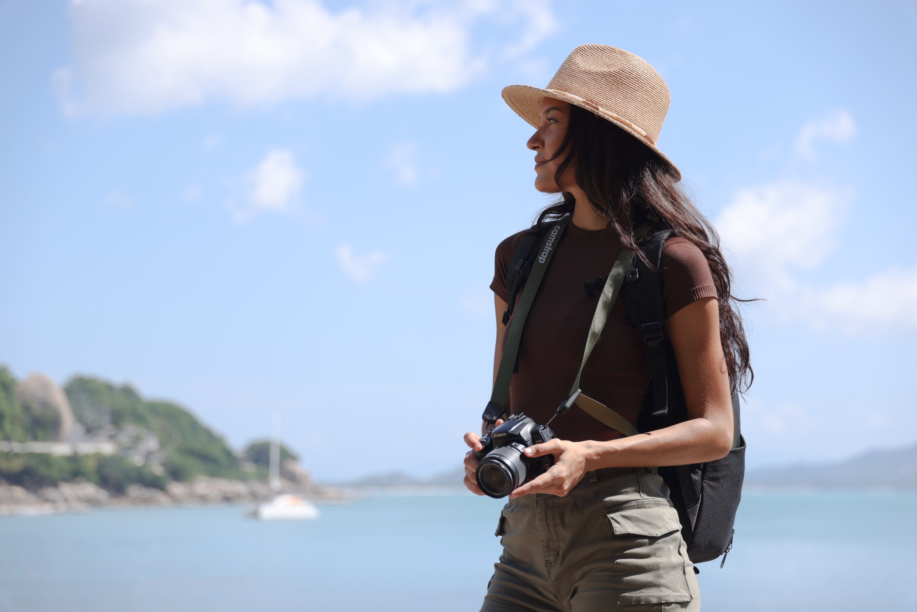Camstrap Nomad 20Lハンズフリーフォトバックパックをカメラストラップなしで直立させた様子