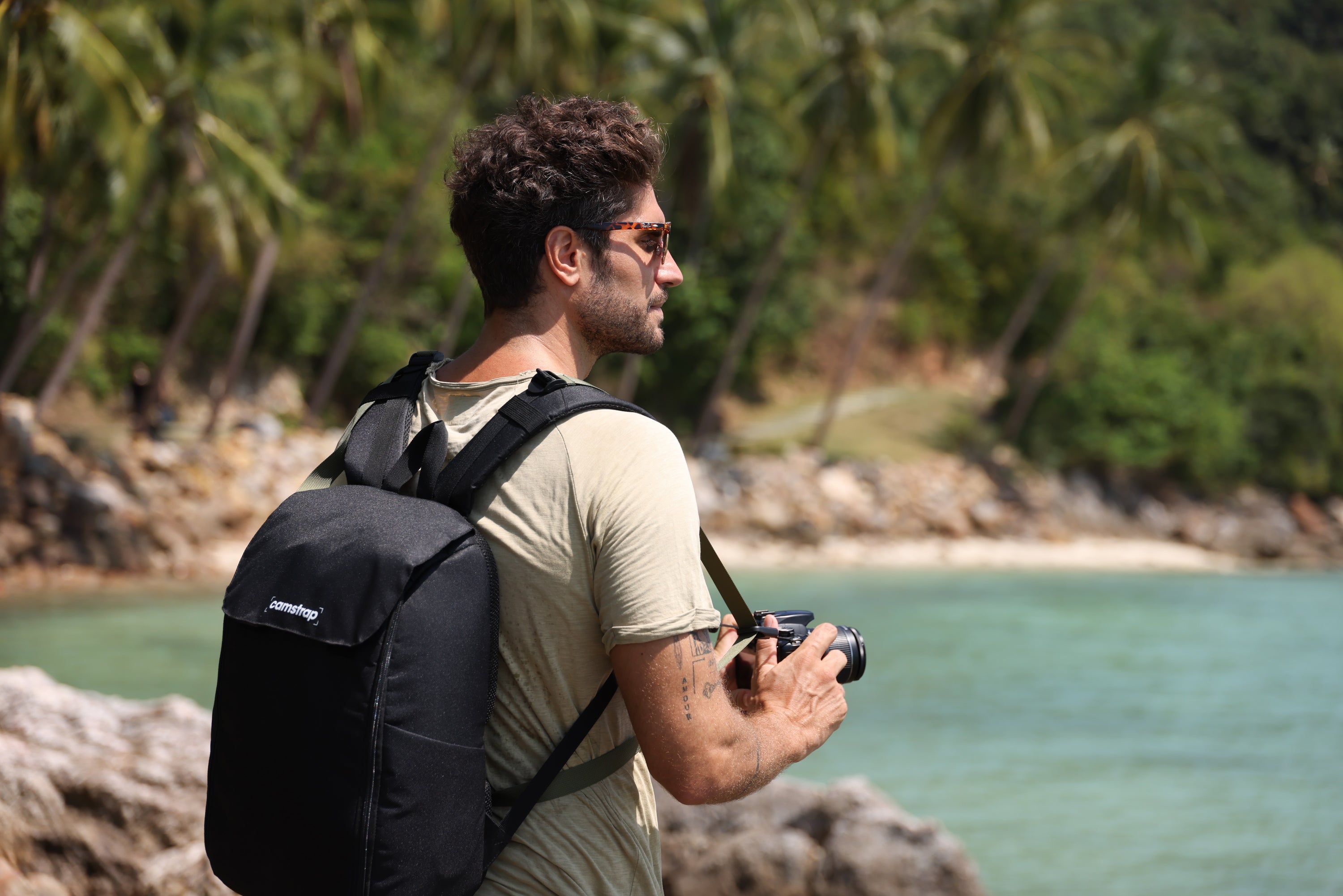 Camstrap Nomad 20Lハンズフリーフォトバックパックをカメラストラップなしで直立させた様子