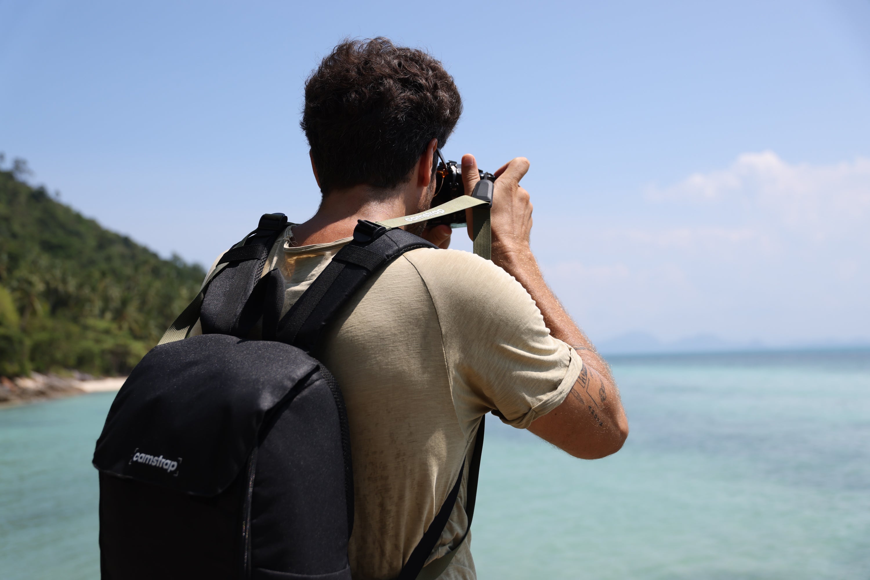 Camstrap Nomad 20Lハンズフリーフォトバックパックをカメラストラップなしで直立させた様子