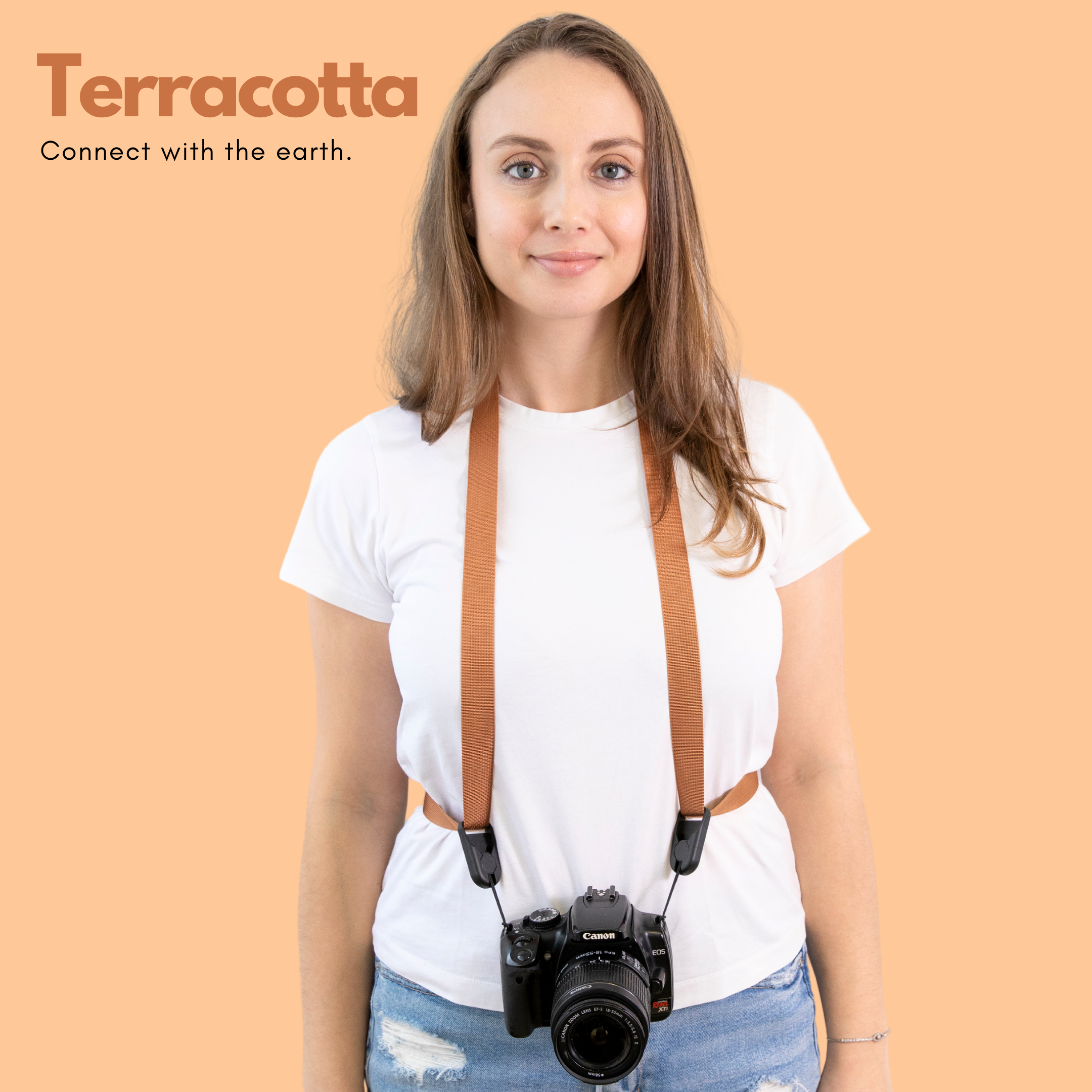 Camstrap Voyager Freihand-Kameragurt quer über dem Oberkörper getragen, hält eine DSLR eng am Körper.