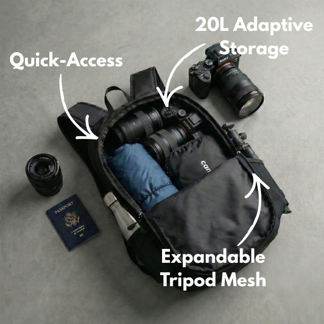Sac à dos photo Camstrap Satellite ultraléger pliable, partiellement replié, à côté de sa pochette taille paume.