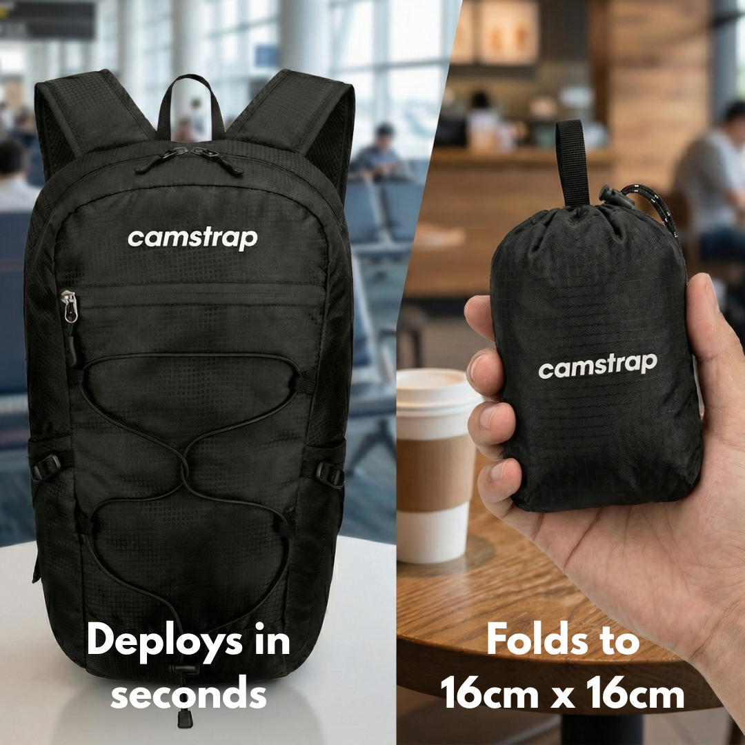 Sac à dos photo Camstrap Satellite ultraléger pliable, partiellement replié, à côté de sa pochette taille paume.