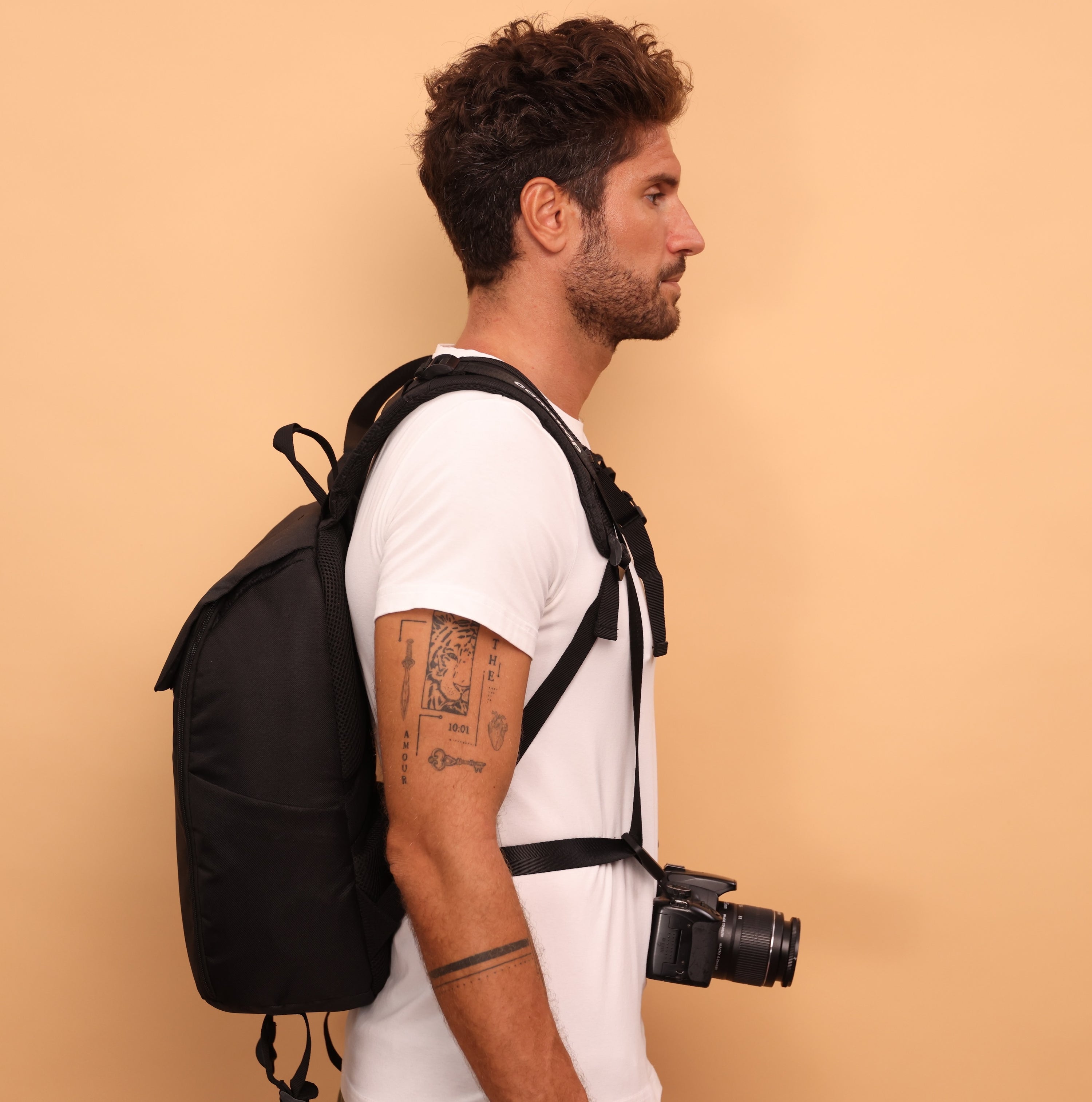 Camstrap Nomad 20Lハンズフリーフォトバックパックをカメラストラップなしで直立させた様子