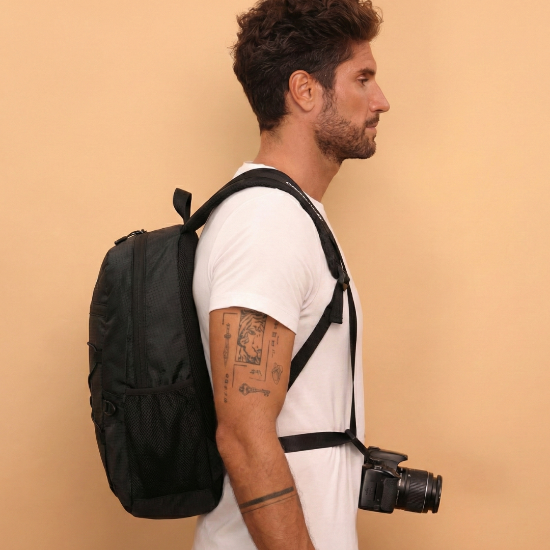 Sac à dos photo Camstrap Satellite ultraléger pliable, partiellement replié, à côté de sa pochette taille paume.