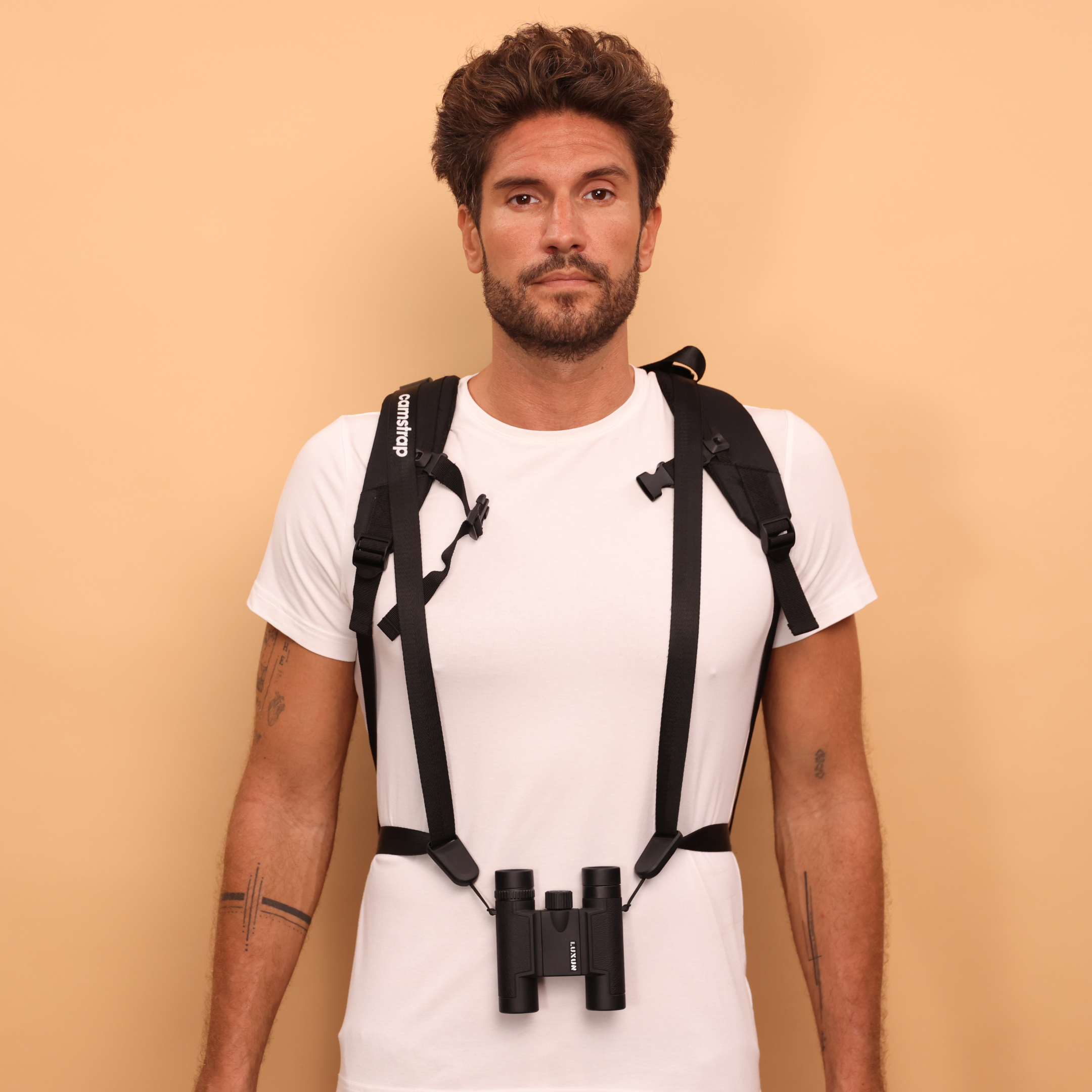Camstrap Nomad 20Lハンズフリーフォトバックパックをカメラストラップなしで直立させた様子
