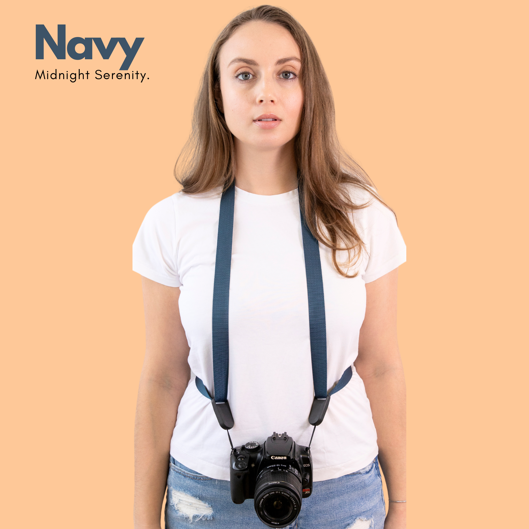 Camstrap Voyager Freihand-Kameragurt quer über dem Oberkörper getragen, hält eine DSLR eng am Körper.