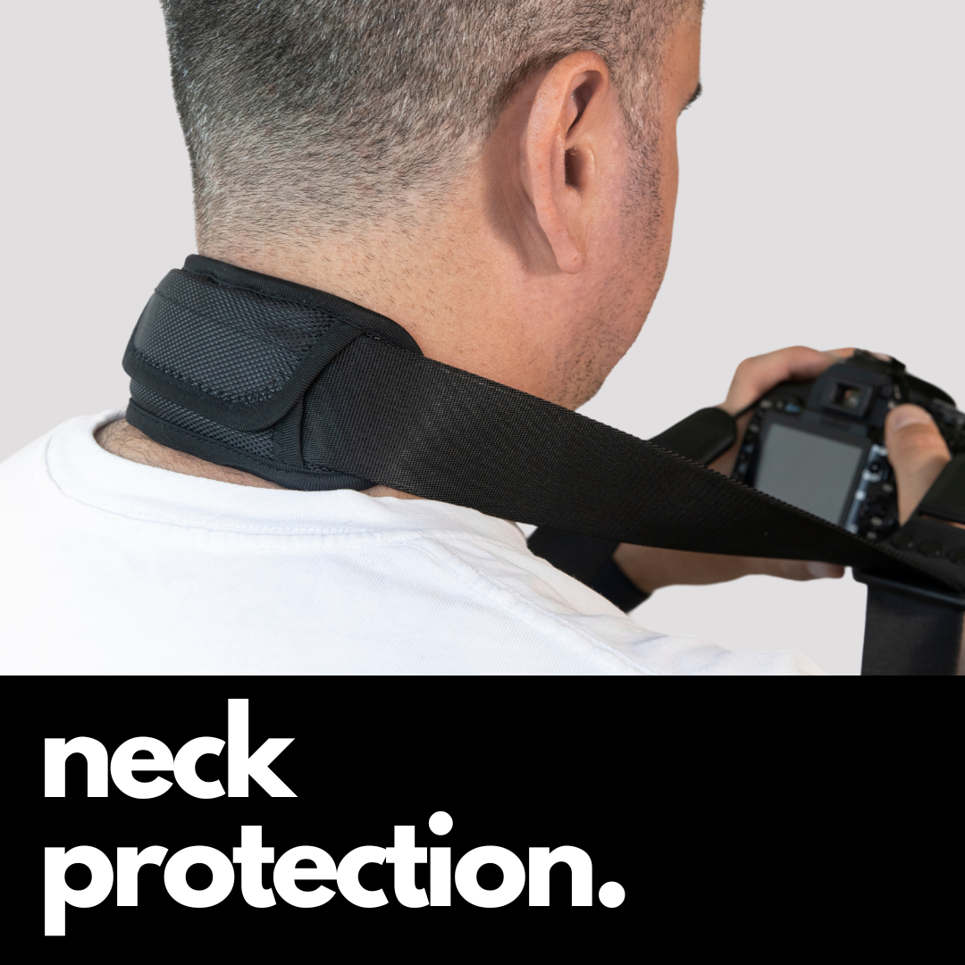 Camstrap Explorer Freihand-Kamera-Harness über beiden Schultern, trägt eine DSLR mit einem Teleobjektiv.
