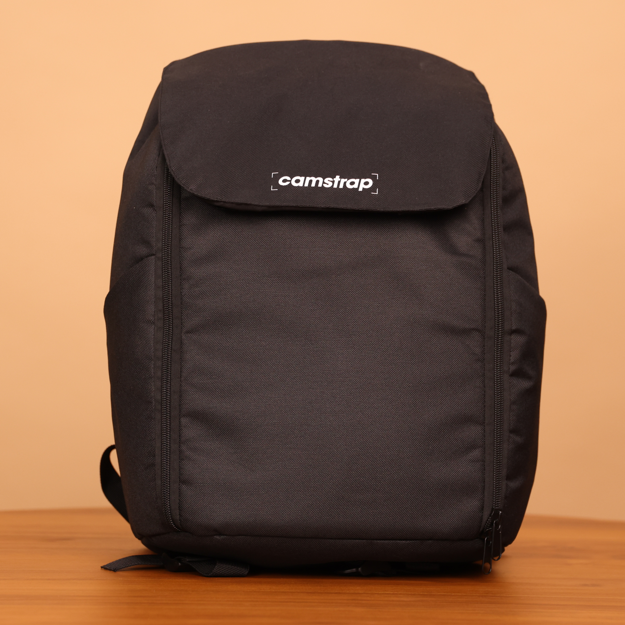 Camstrap Nomad 20Lハンズフリーフォトバックパックをカメラストラップなしで直立させた様子