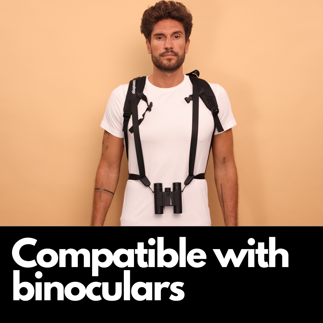 Sac à dos photo Camstrap Satellite ultraléger pliable, partiellement replié, à côté de sa pochette taille paume.