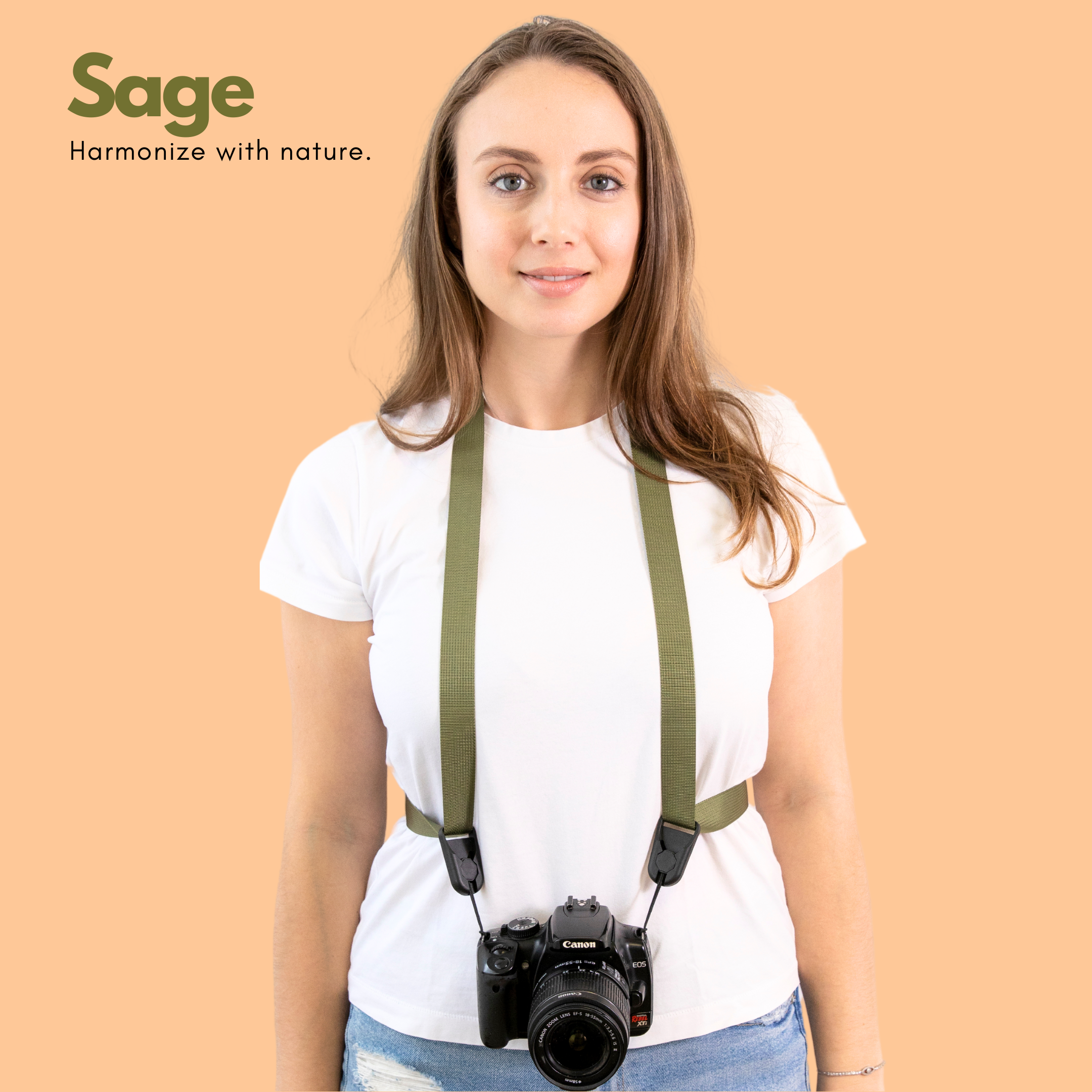 Camstrap Voyager Freihand-Kameragurt quer über dem Oberkörper getragen, hält eine DSLR eng am Körper.