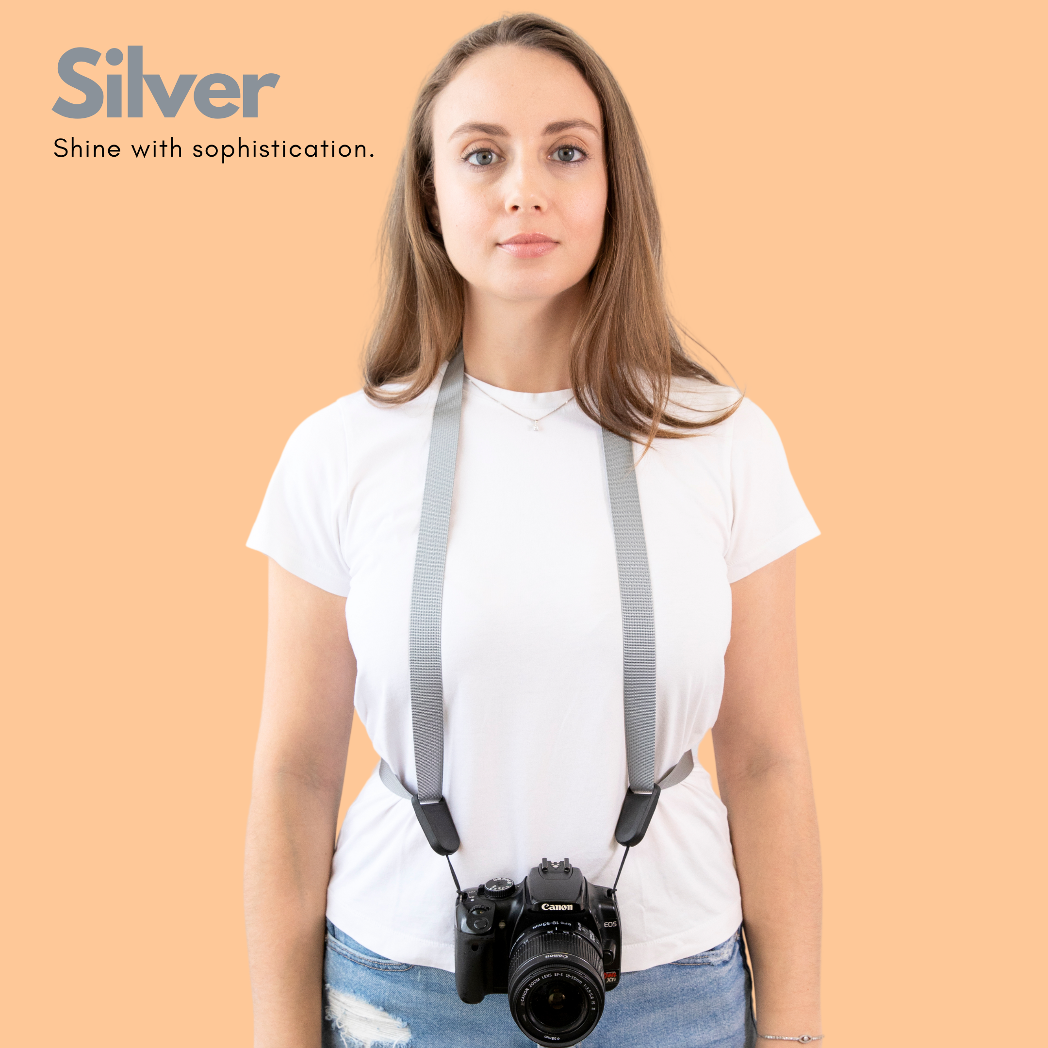 Camstrap Voyager Freihand-Kameragurt quer über dem Oberkörper getragen, hält eine DSLR eng am Körper.